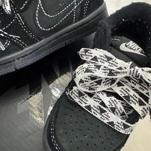 Jordan Black and White Sneakers Classic Design